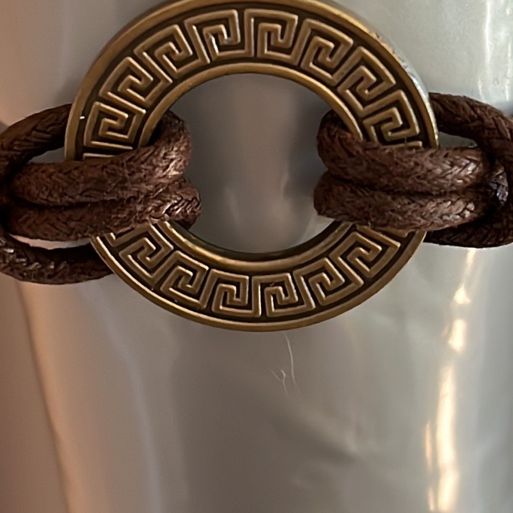 Greek key design disk with brown leather adjustable bracelet - Picture 4 of 6